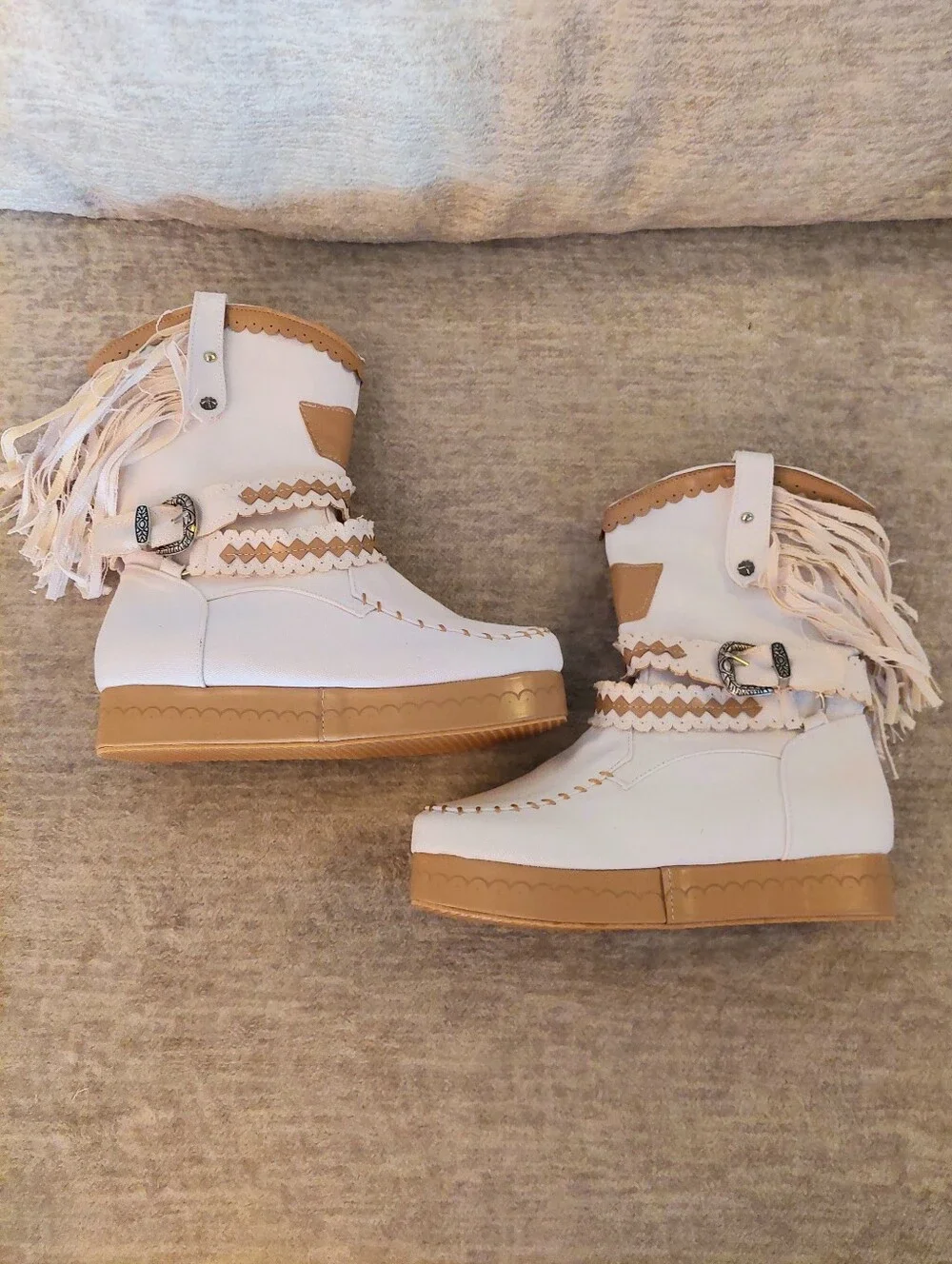 Boho-Chic White Fringe Western Moccasin Platform Boots - Size US 6 (No Brand)